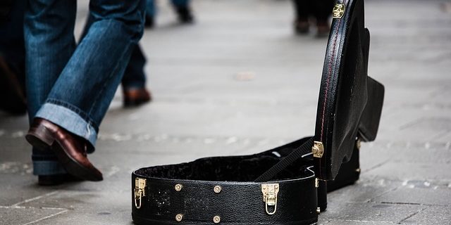 guitar-case-485112_640